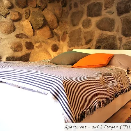 Gelbe Haus - Drei Besondere