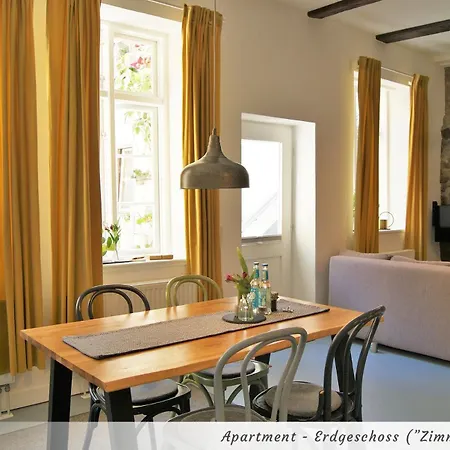 Gelbe Haus - Drei Besondere *